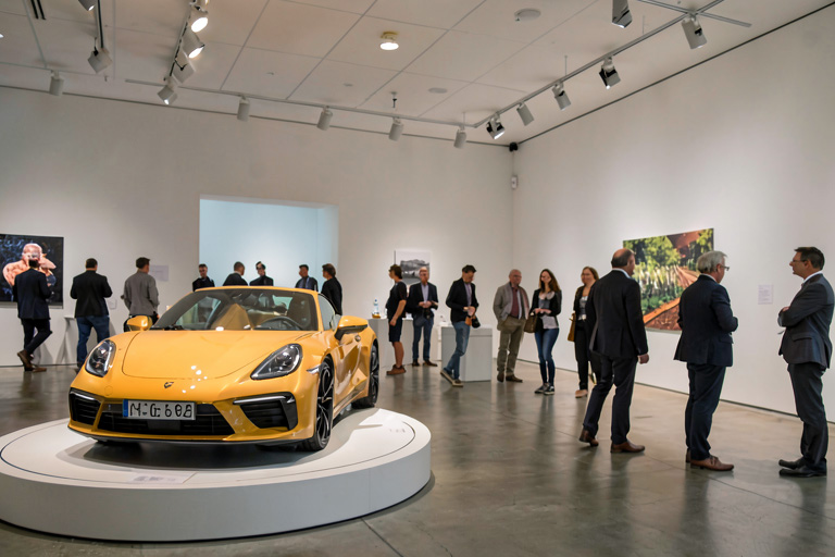 車両が展示されたショールーム